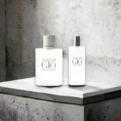 Acqua di Gio Duftset mit zwei Parfumflakons auf grauer Steinoberfläche, Luxusparfum Herren