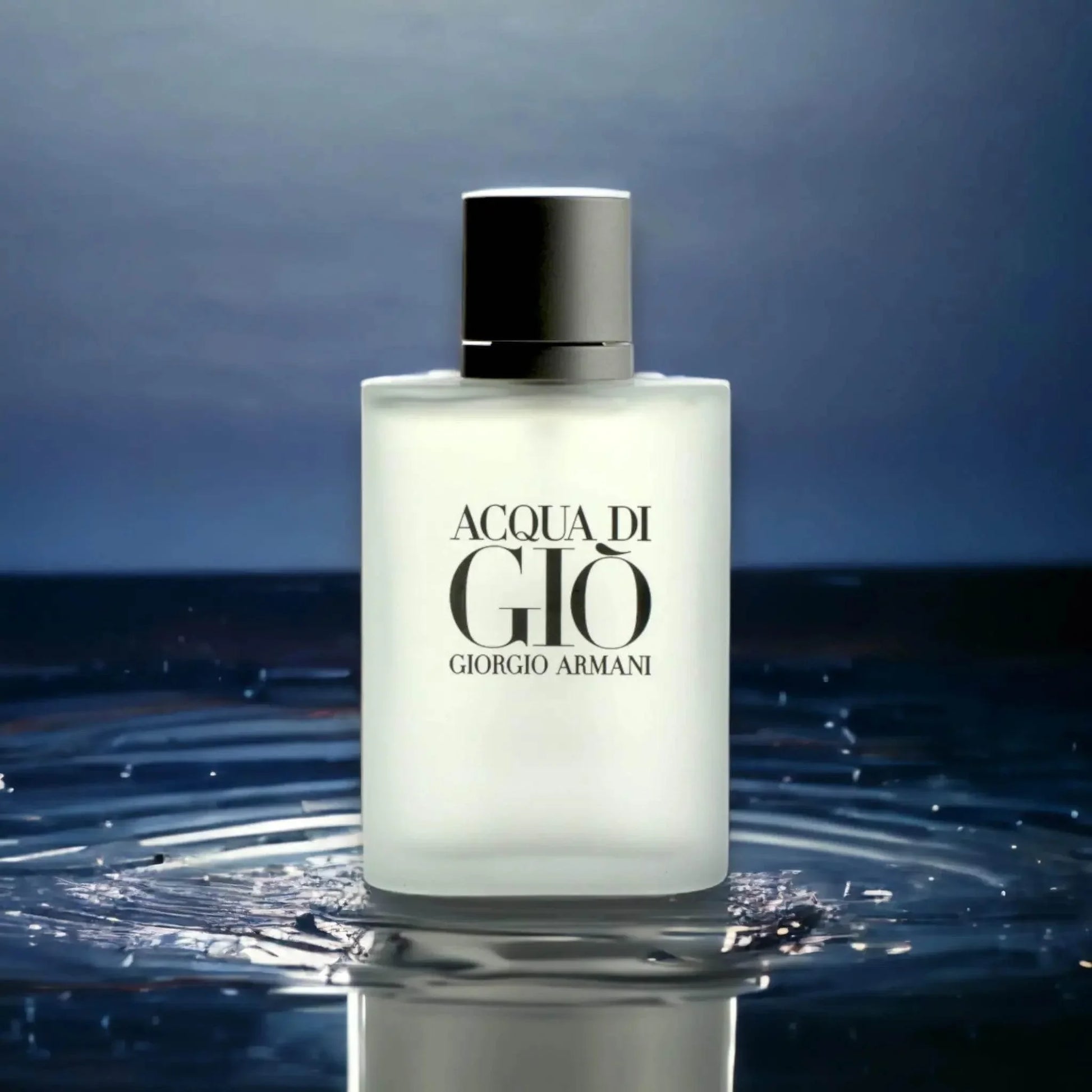 Glasflakon Acqua di Giò Eau de Toilette auf Wasser mit silbernem Deckel, Herrenparfum