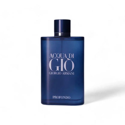 Blauer Flakon Acqua di Giò Profondo Eau de Parfum für Herren vor weißem Hintergrund