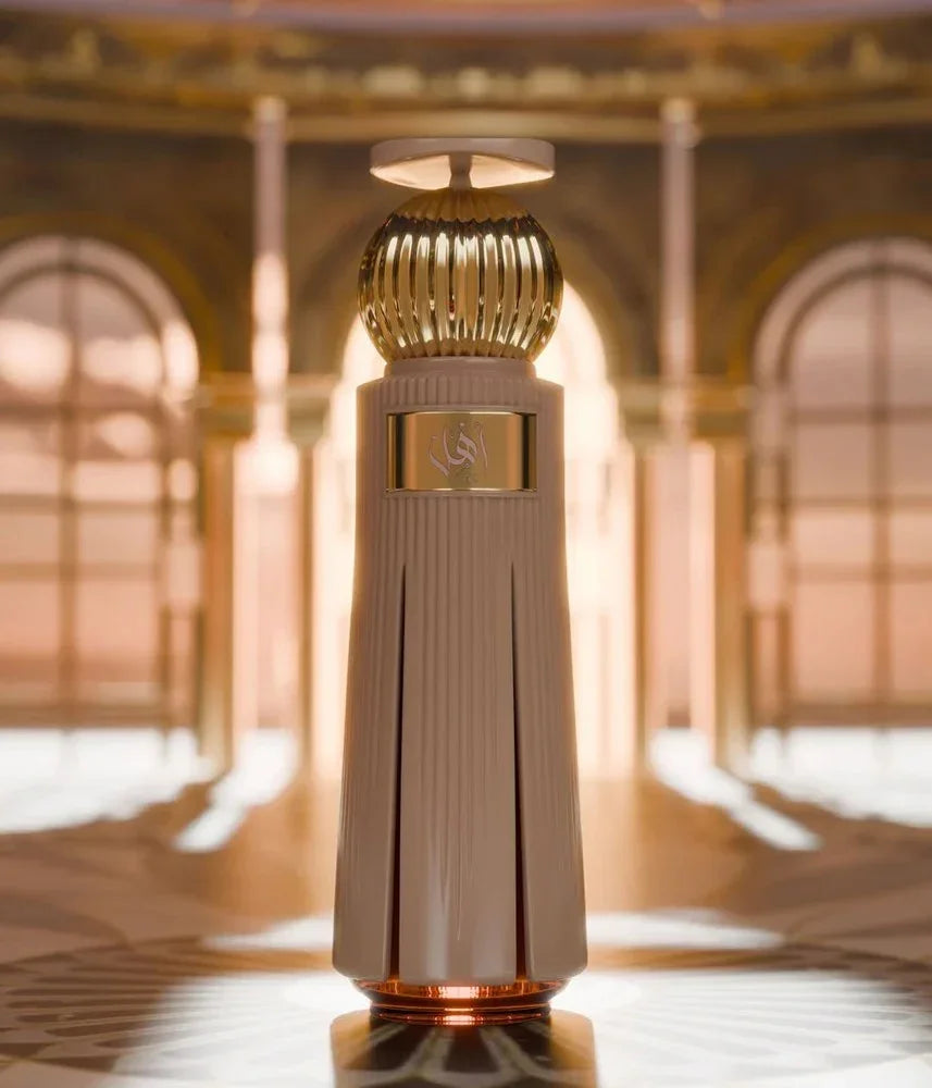 Luxuriöser Parfumflakon, cremefarben mit goldfarbenem Verschluss, vor elegantem Hintergrund