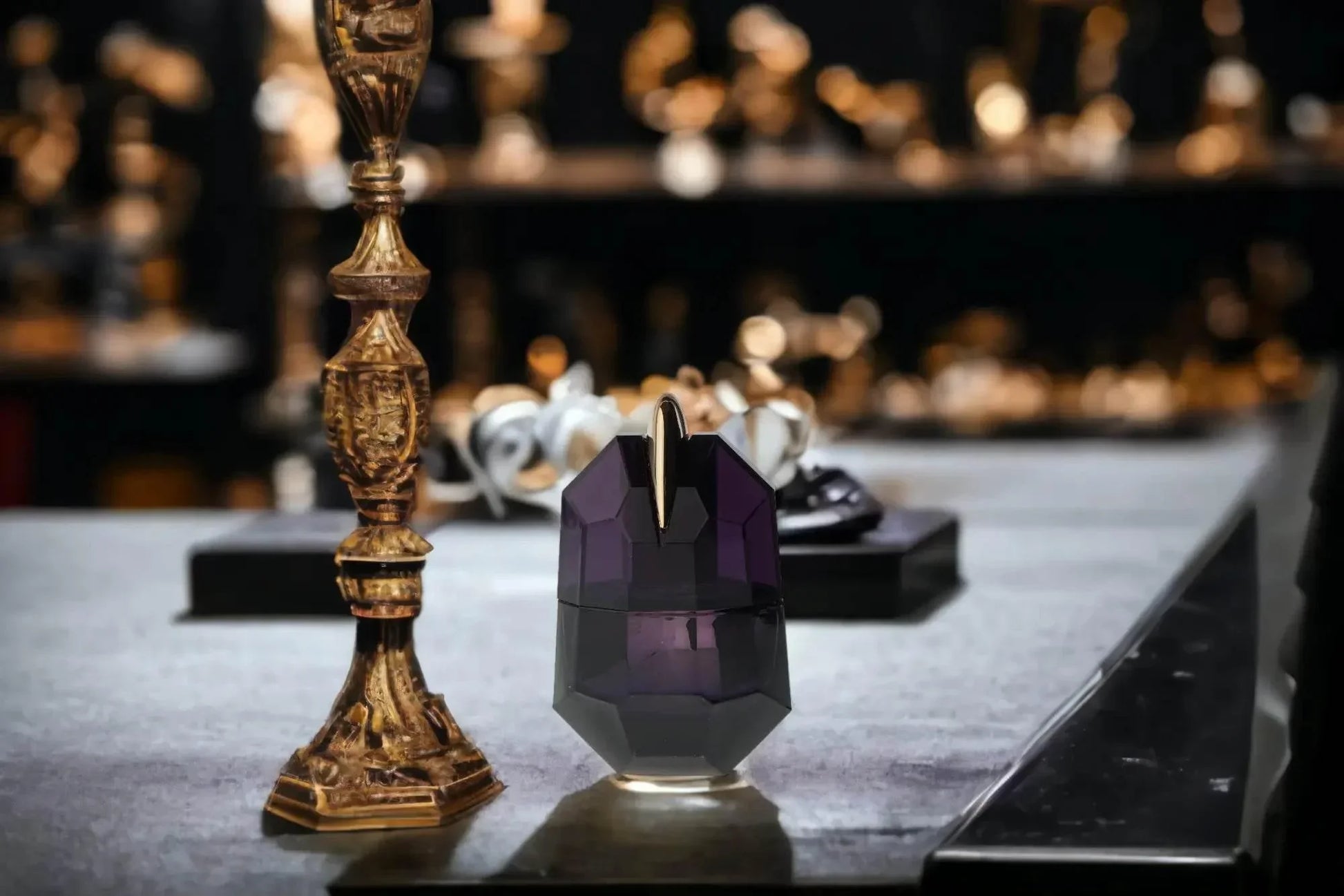 Lila Parfumflakon im Edelstein-Design auf elegantem Tisch, luxuriöse Atmosphäre