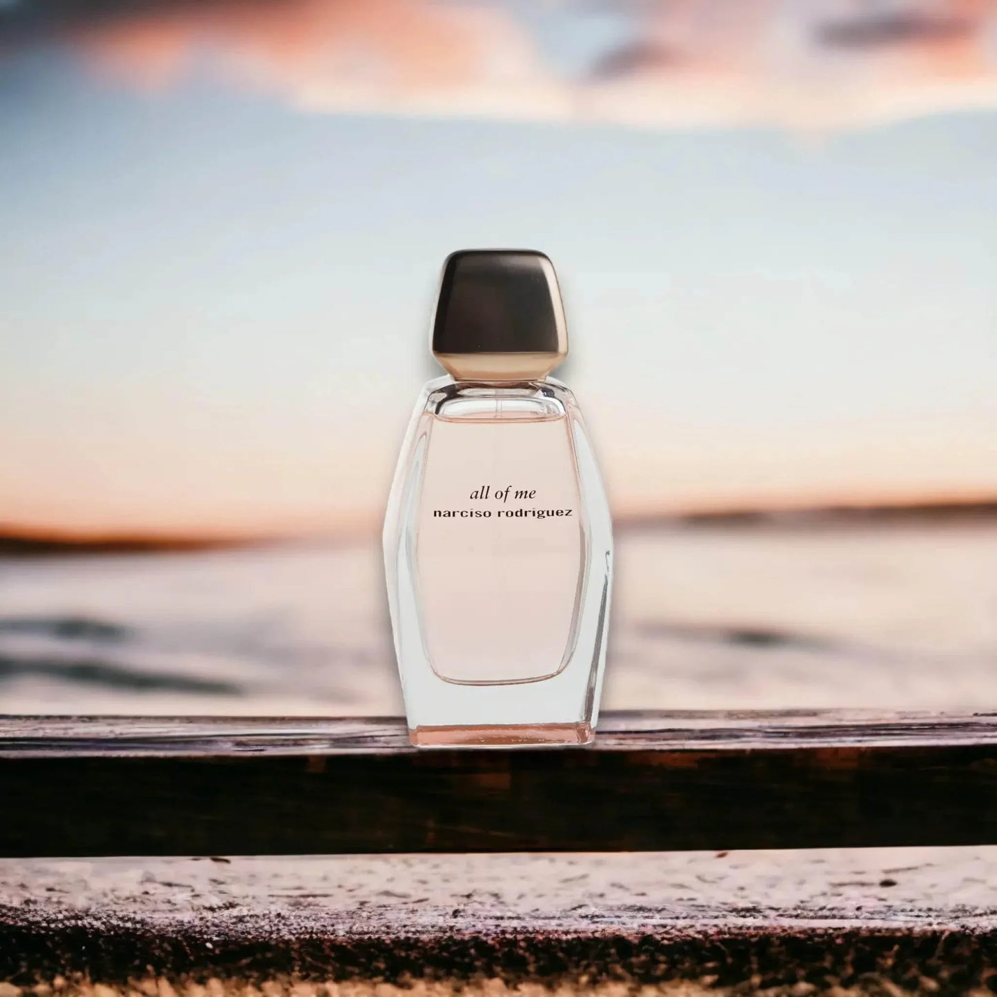 Elegantes Damenparfum Flakon auf Holzbalken vor Sonnenuntergang am See, moderner Duft