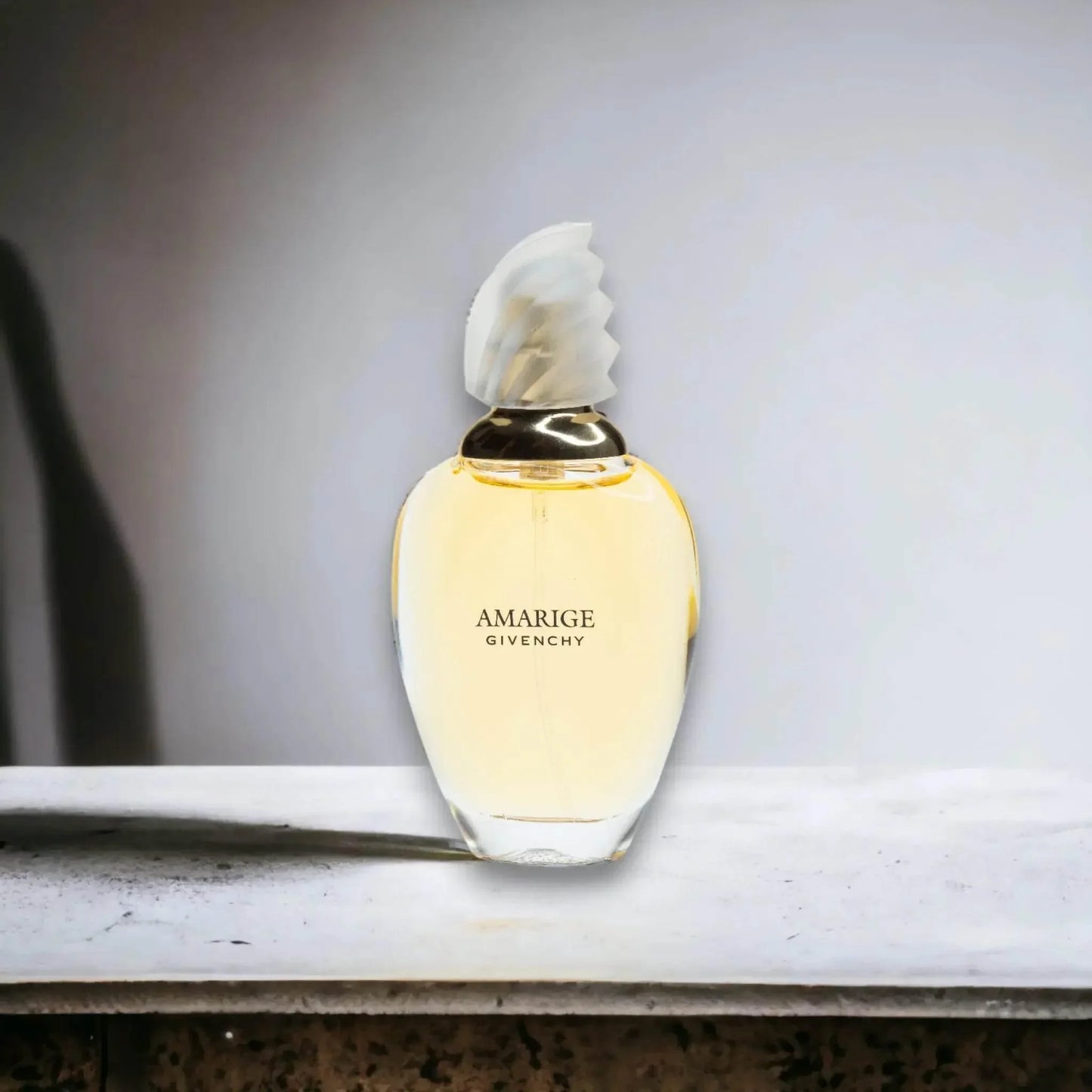 Elegantes Parfümflakon Amarige Eau de Toilette für Damen auf hellem Hintergrund