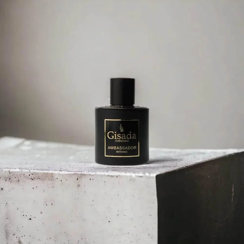 Gisada Ambassador Intense Eau de Parfum Herrenduft in schwarzem Flakon auf Beton