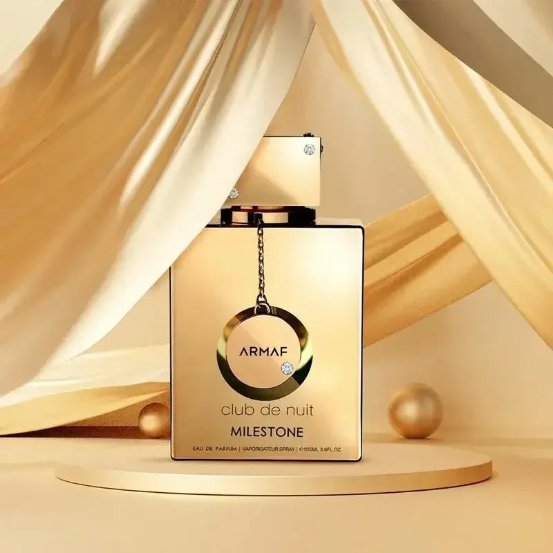 Elegantes goldfarbenes Damenparfum-Flakon, luxuriös inszeniert auf cremefarbenem Hintergrund.