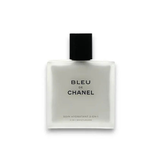 Flakon des BLEU DE CHANEL 3-in-1 Moisturizer auf weißem Hintergrund, luxuriöse Herrenpflege