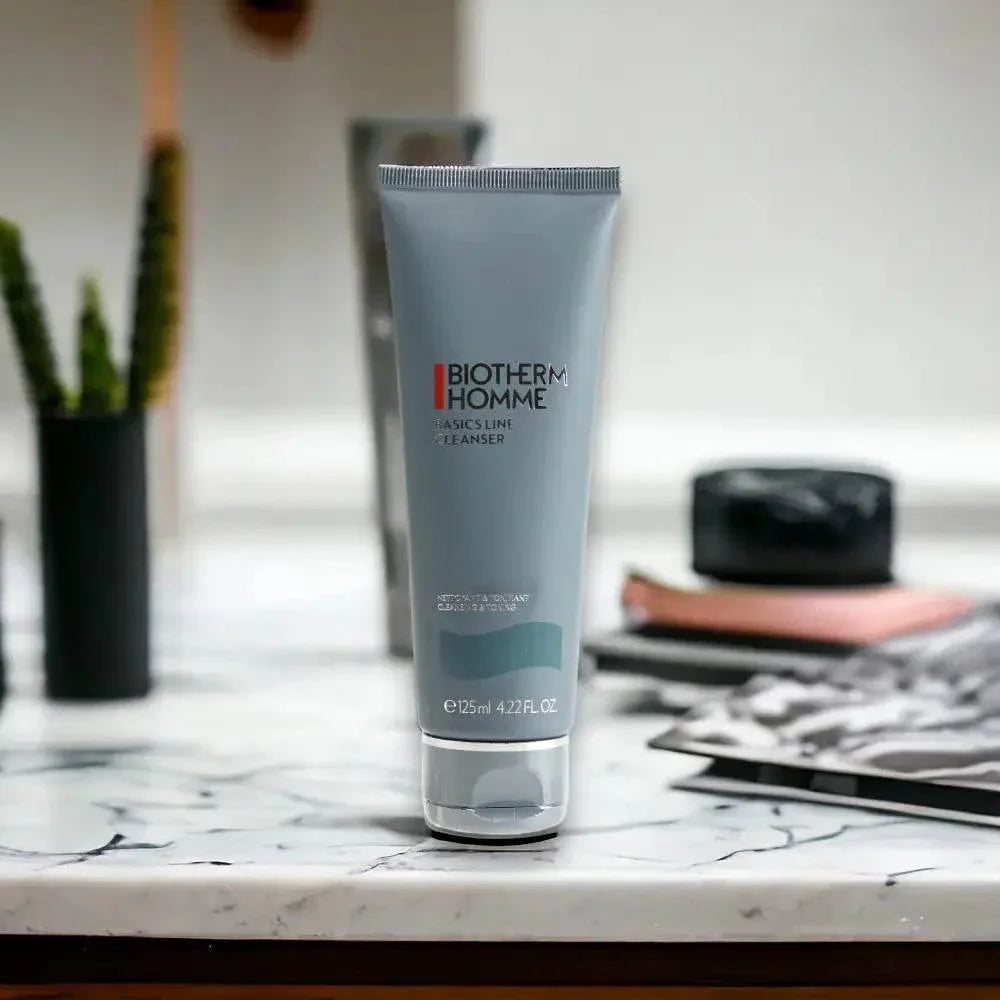 BIOTHERM HOMME Basics Line Cleanser Gesichtsreiniger auf Marmorwaschtisch, moderne Badezimmer-Szene
