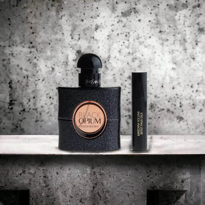 Black Opium Eau de Parfum Set mit Flakon und Mascara vor Betonhintergrund, luxuriöse Damenparfums