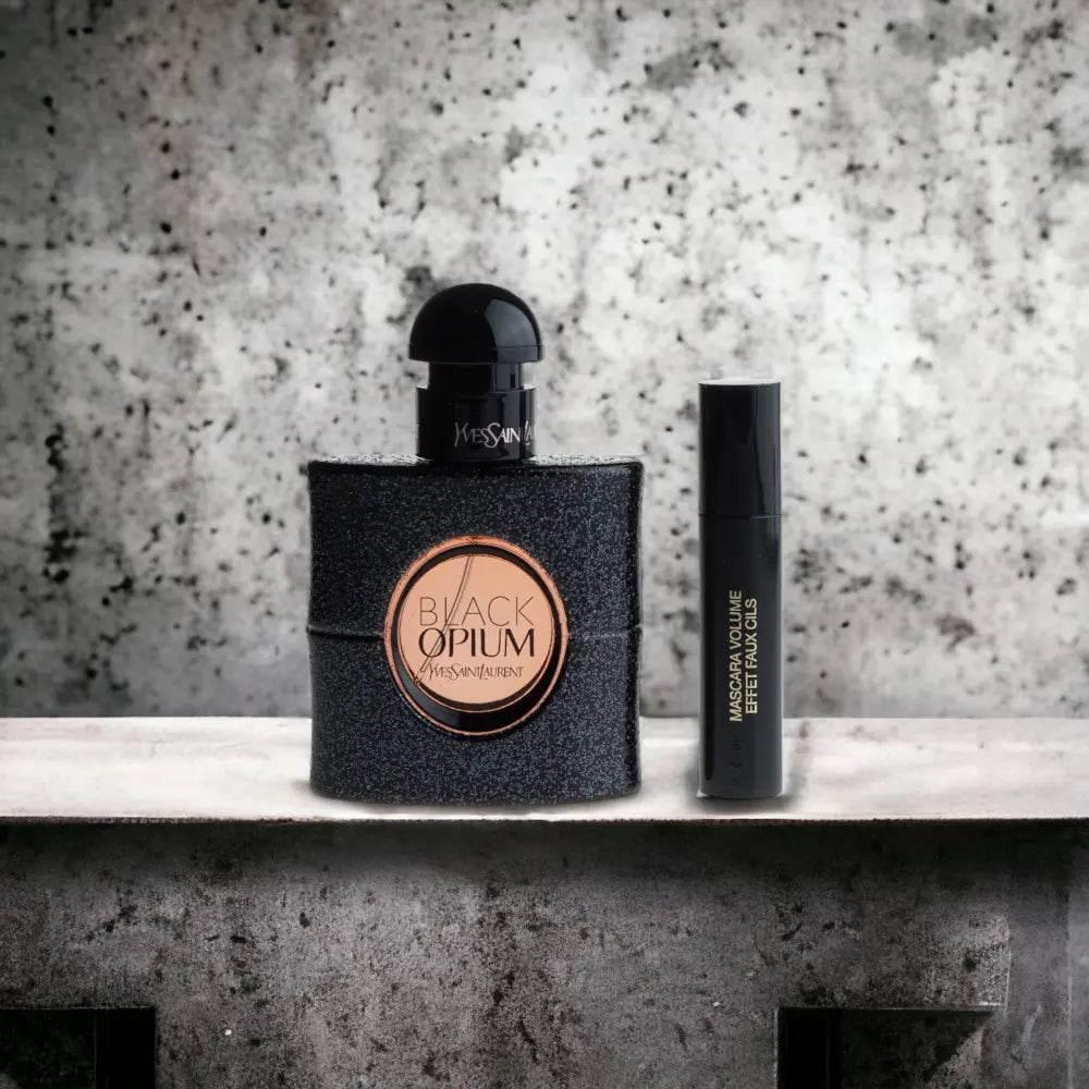 Luxuriöses Duftset mit Black Opium Parfum und Mascara vor marmoriertem Hintergrund