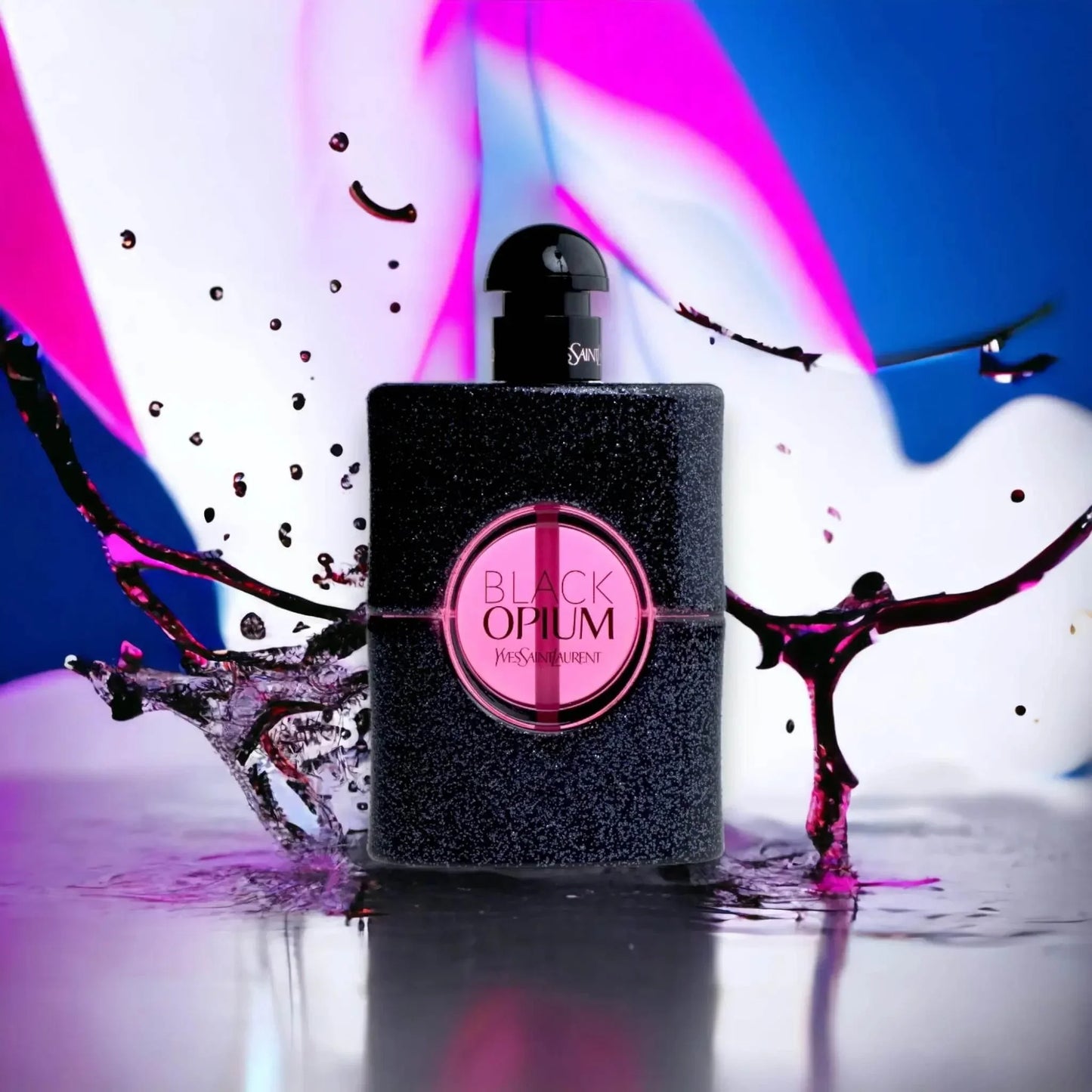 Luxusparfum Black Opium Neon Flakon mit pink-blauem Splash auf glänzender Oberfläche