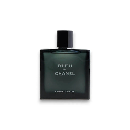 Eleganter Flakon Bleu de Chanel Eau de Toilette für Herren vor weißem Hintergrund