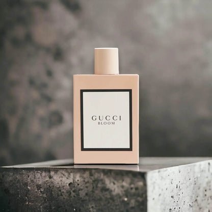 Gucci Bloom Eau de Parfum in rosa Flakon vor grauem Hintergrund, Luxus Damenparfum