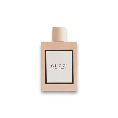 Eleganter Flakon eines Damenparfums mit schlichtem, cremefarbenem Design auf weißem Hintergrund.