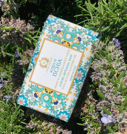 Luxuriöse Seife Acqua di Ischia mit Jasmin und Kamille, verpackt, auf Lavendelkräutern