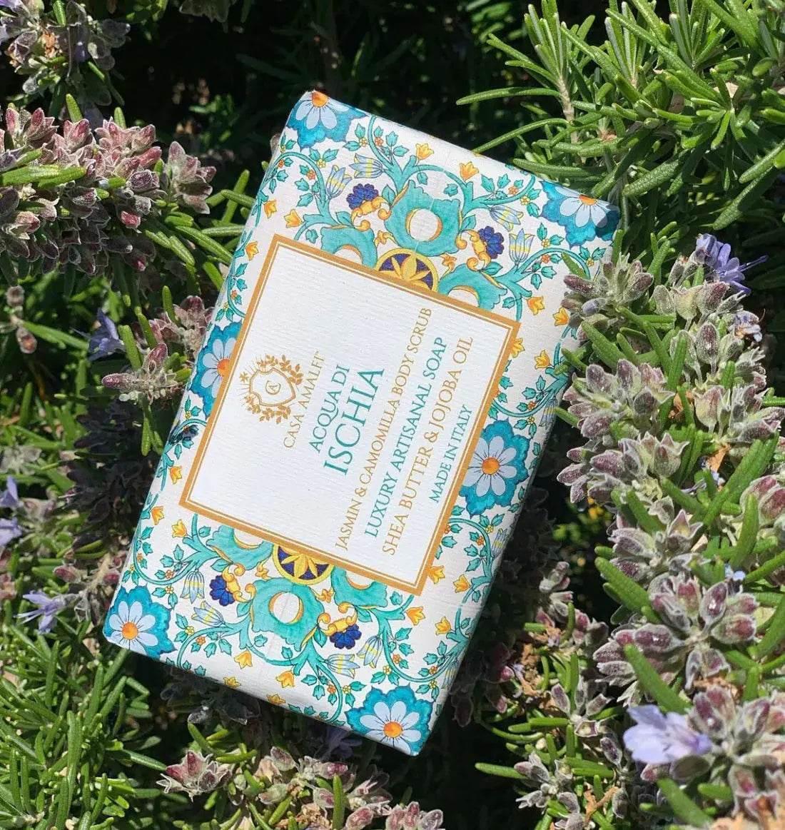 Handgemachte Luxusseife mit Blumenmuster, Jasmin und Meersalz, im grünen Lavendelbeet