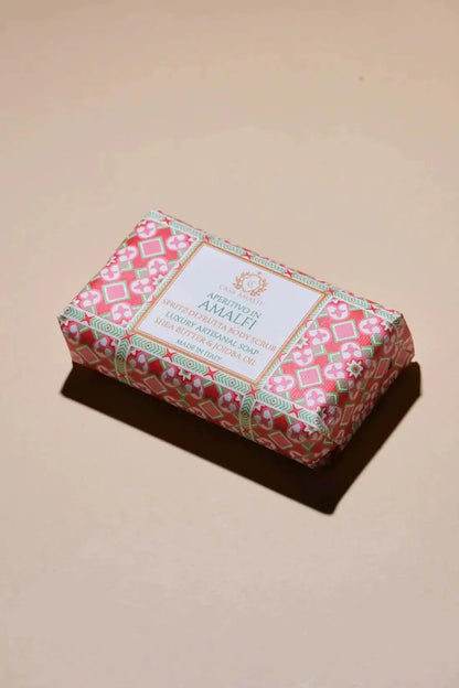 Luxuriöse Seife mit Shea Butter und Jojobaöl in bunter Verpackung auf beigem Hintergrund