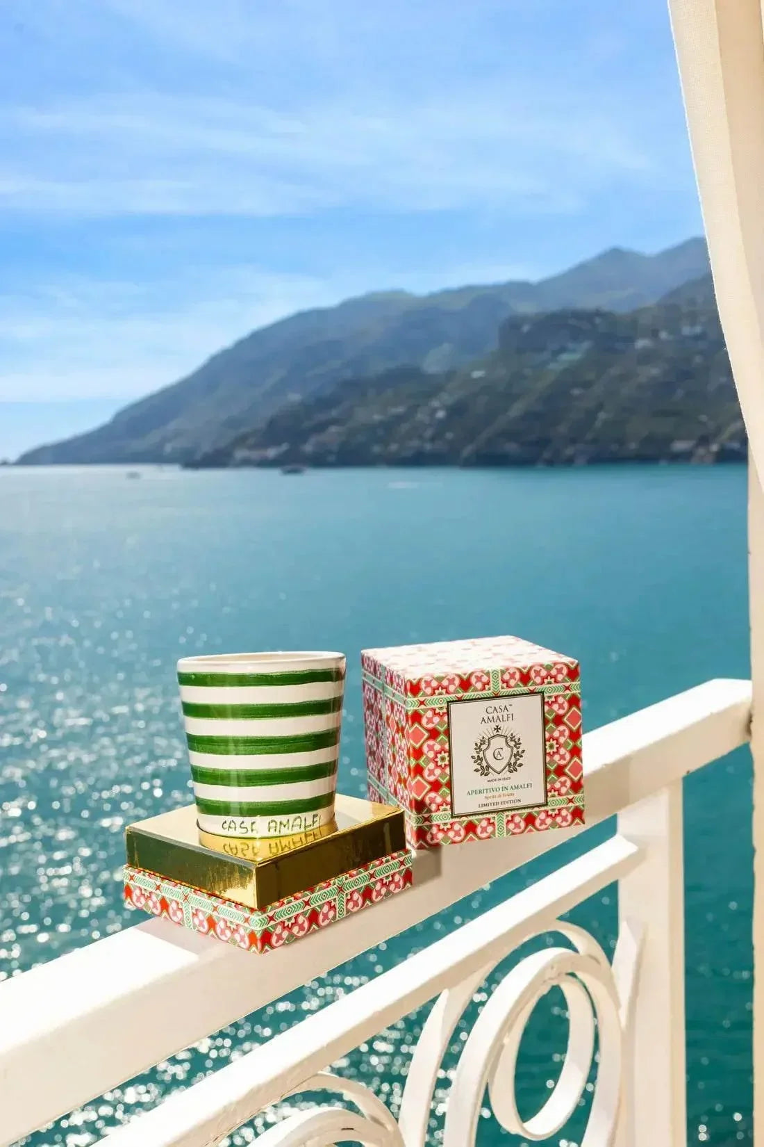 Casa Amalfi Aperitivo in Amalfi handbemalte Kerze in Becher und Geschenkbox vor Meerkulisse.