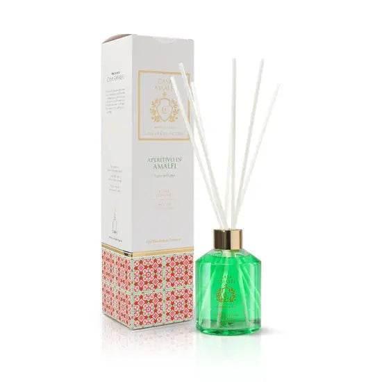 Casa Amalfi Aperitivo in Amalfi Home Diffuser: Grüner Glasflakon mit Stäbchen und weißer Verpackung.