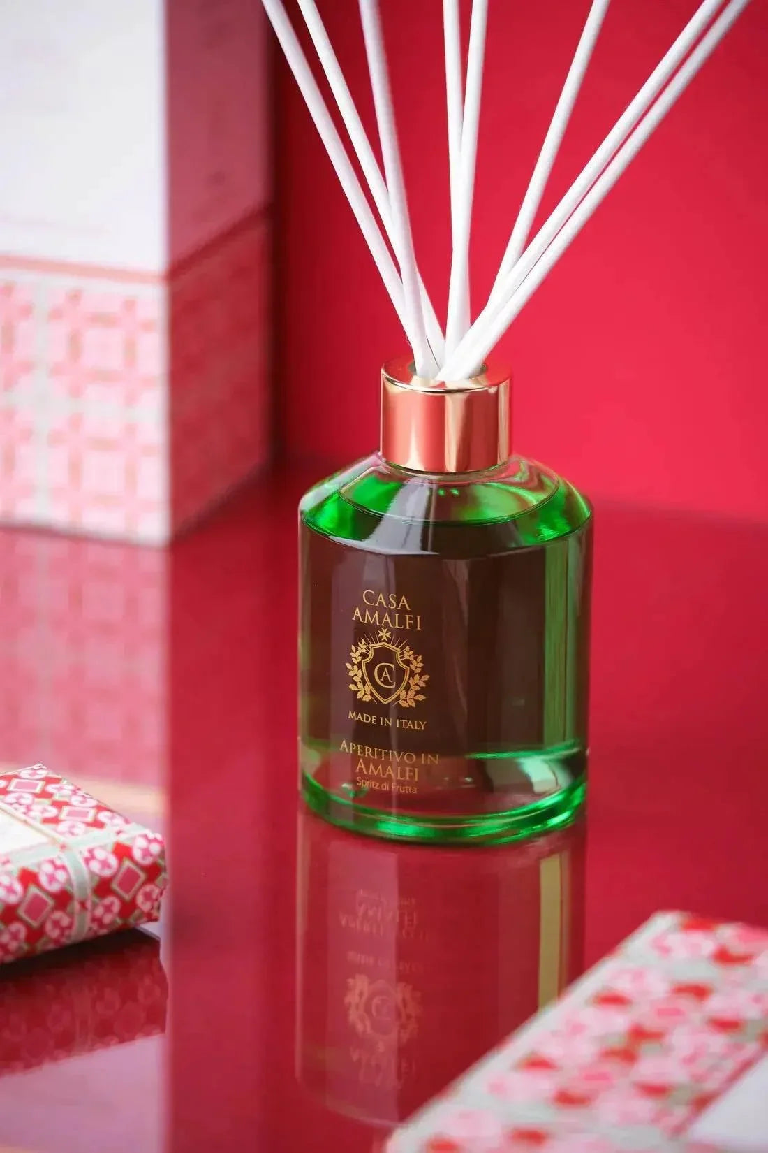 Grüner Casa Amalfi Aperitivo in Amalfi Home Diffuser mit weißen Diffusorstäbchen.