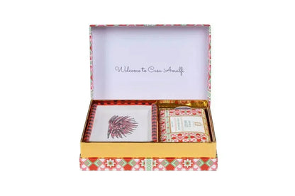 Luxuriöses Geschenkset mit dekorativer Seife und Schale in bunter Geschenkbox, offen
