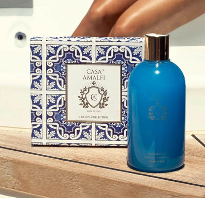Luxuriöser blauer Duschgel neben edler, blau-weiß gemusterter Geschenkbox, Wellness-Setting