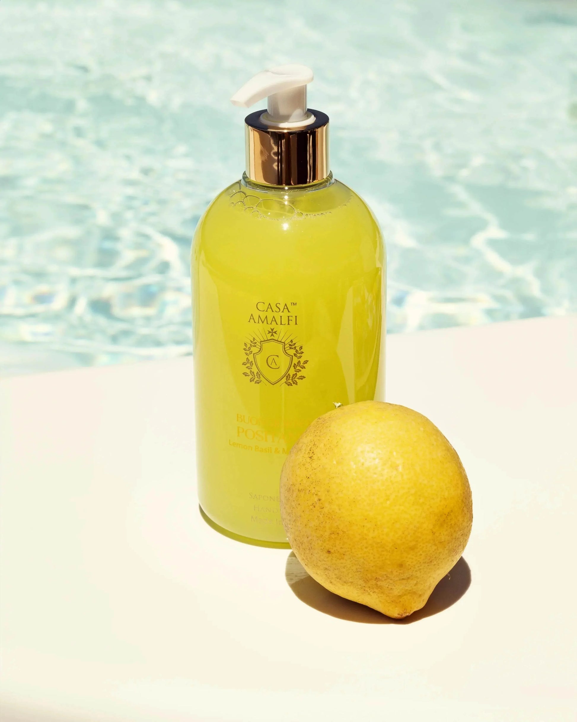 Gelbe Handseife mit Zitrone am Pool, Duft Lemon Basil und Mandarine, sommerlich frisch