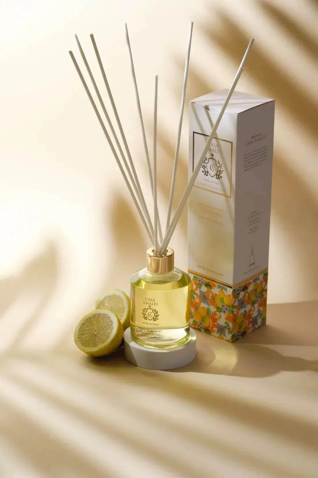 Casa Amalfi Buongiorno Positano Home Diffuser mit Duftstäbchen und Zitronen.