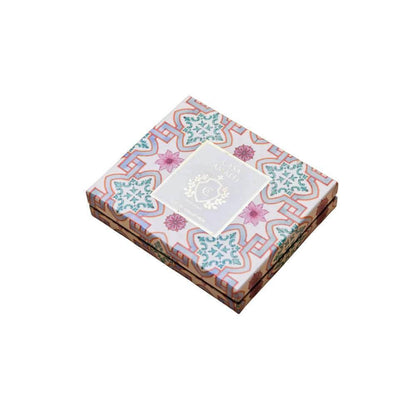 Edle Geschenkbox mit floralem Muster für Parfum oder luxuriöse Duftprodukte, isoliert.