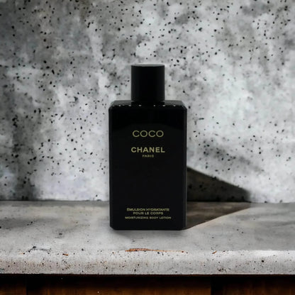 Schwarze Flasche COCO CHANEL Paris Body Lotion auf grauem Steintisch, luxuriöse Pflege