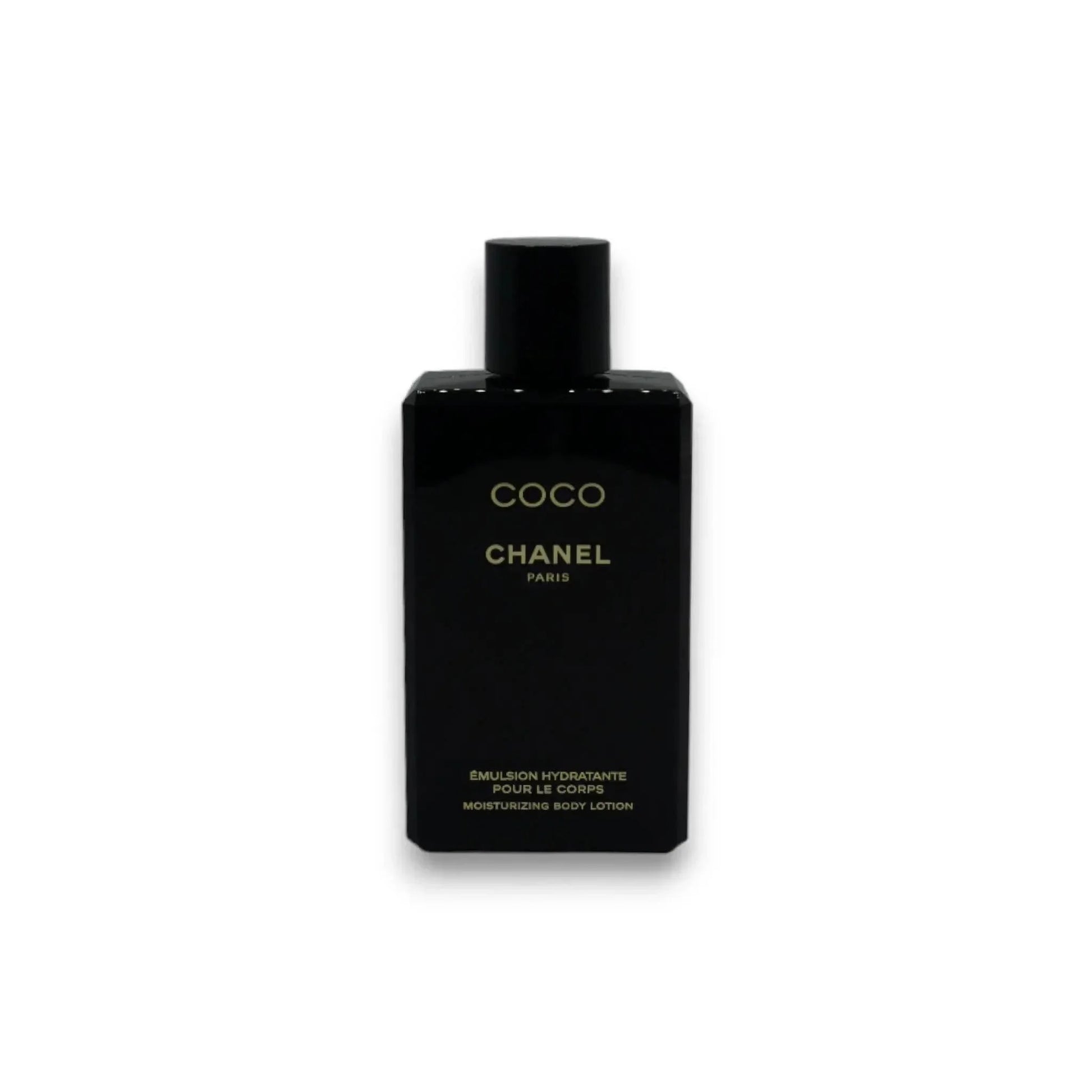 Schwarze Flasche COCO CHANEL Paris feuchtigkeitsspendende Bodylotion vor weißem Hintergrund