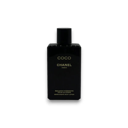 Schwarze Flasche COCO CHANEL Paris feuchtigkeitsspendende Bodylotion vor weißem Hintergrund