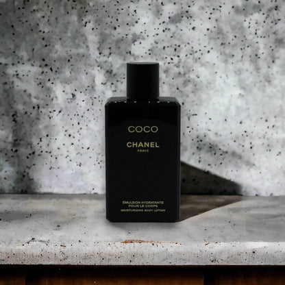 Schwarze Flasche feuchtigkeitsspendende Body Lotion, edles Design, steht auf Betonuntergrund