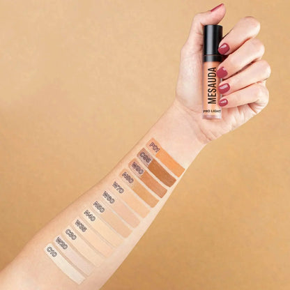 Concealer Flüssigtextur in Hand, verschiedene Farbnuancen als Swatches auf Unterarm, Make-up Produkt