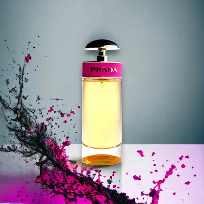 Prada Parfumflakon mit rosa Akzent, gelber Flüssigkeit und kreativen Farbspritzern