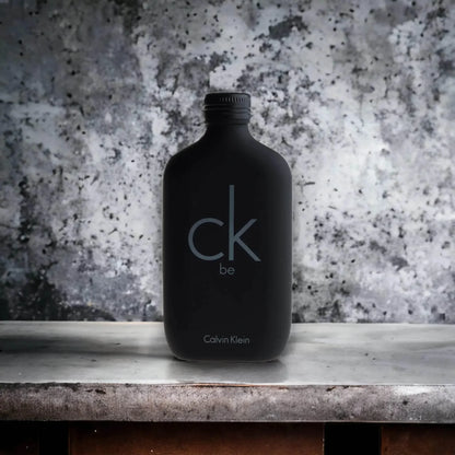 Schwarzer CK Be Eau de Toilette Flakon auf Marmorfläche, moderner Duft für Damen und Herren
