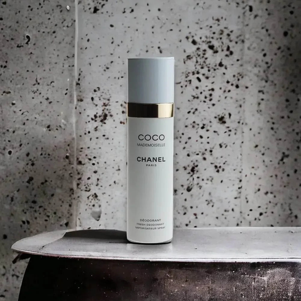 Coco Mademoiselle Damen Deodorant, eleganter Flakon vor marmorierter Wand