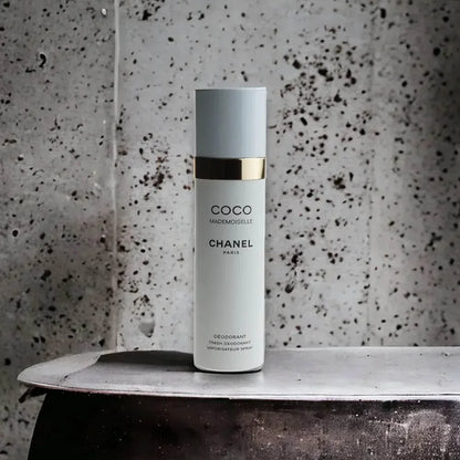 Coco Mademoiselle Damen Deodorant, eleganter Flakon vor marmorierter Wand
