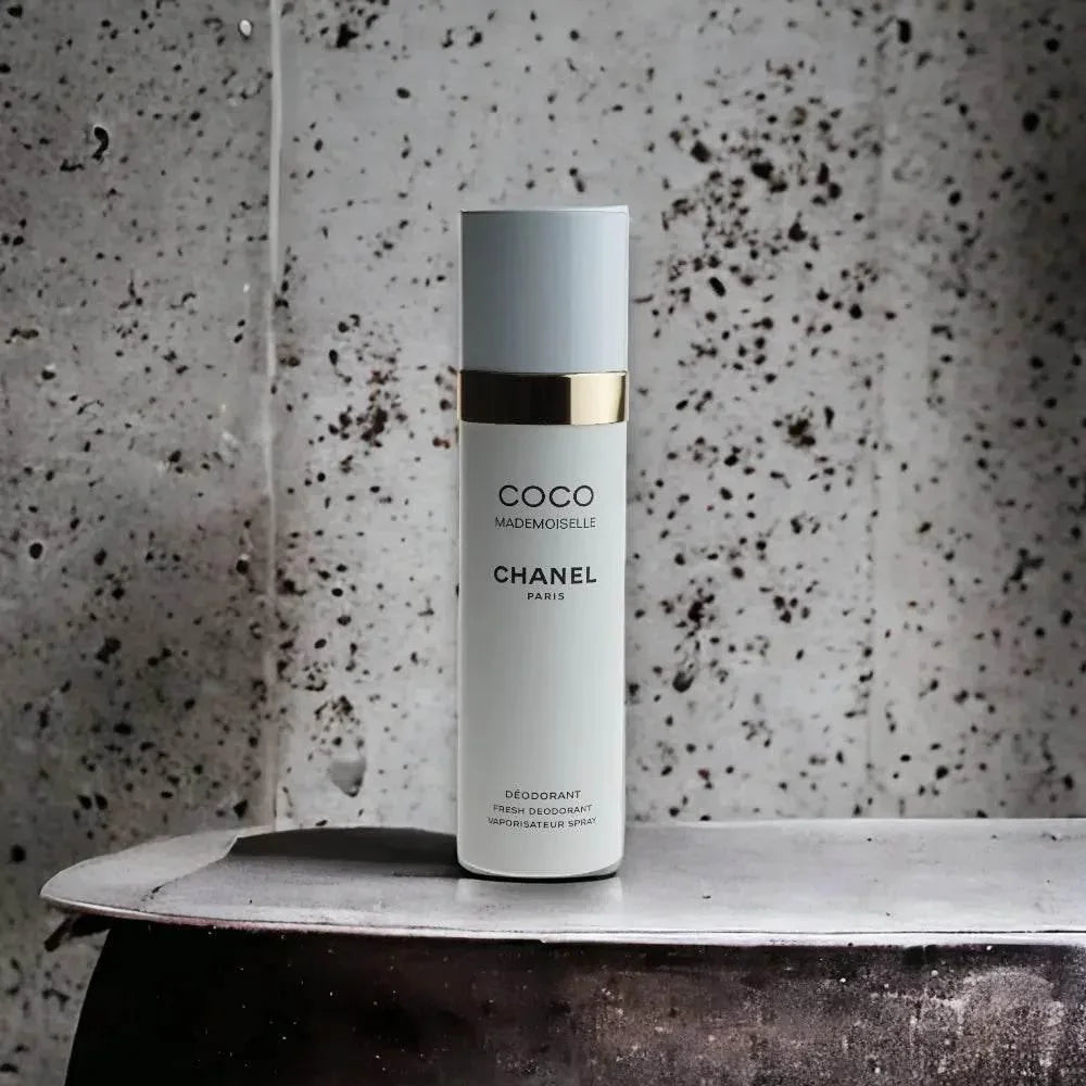 Coco Mademoiselle Damen Deodorant Spray von Chanel vor grauem Hintergrund