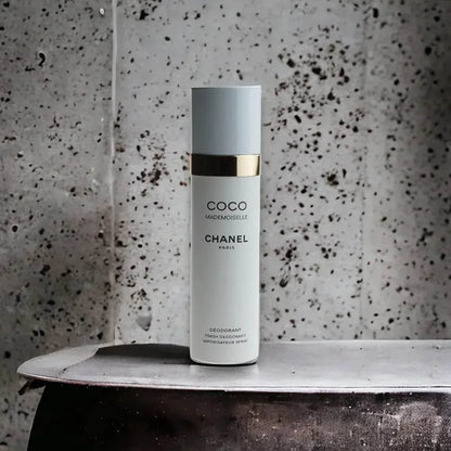 Coco Mademoiselle Damen Deodorant Spray von Chanel vor grauem Hintergrund