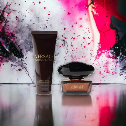 Versace Crystal Noir Duftset mit Parfum und Bodylotion vor farbigem Hintergrund
