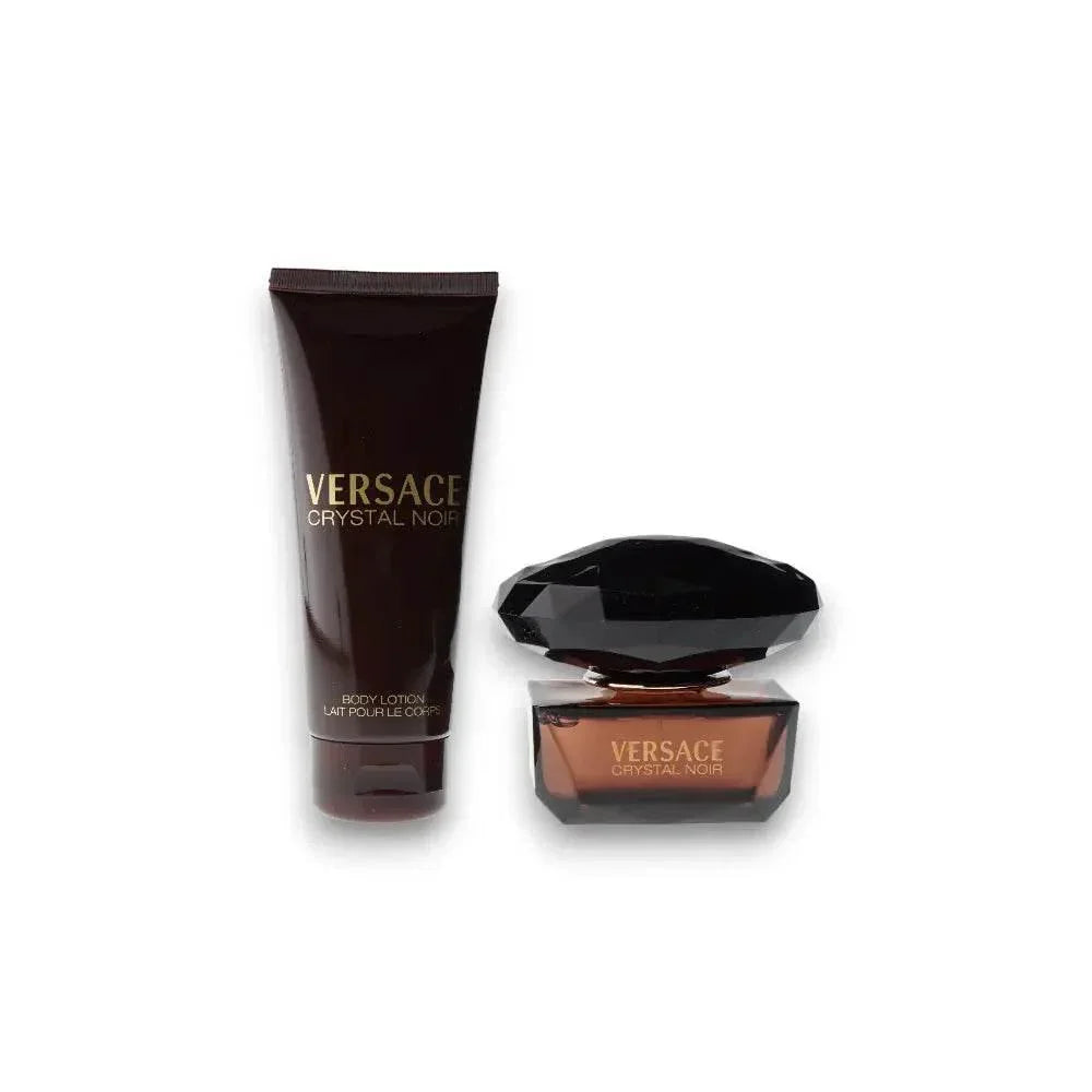 Versace Crystal Noir Duftset mit Eau de Toilette und Body Lotion für Damen vor weißem Hintergrund
