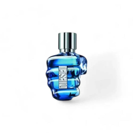 Blauer Parfumflakon in Faustform mit silbernem Verschluss, Schriftzug sichtbar
