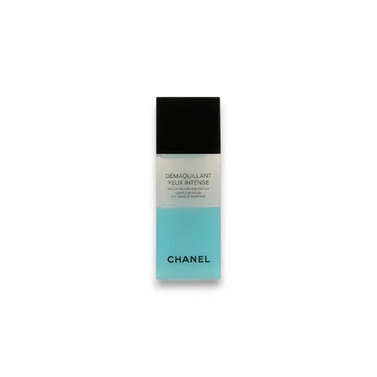 Zweiphasiger Augen Make-up Entferner in blauer Flasche mit schwarzem Deckel auf weißem Hintergrund.