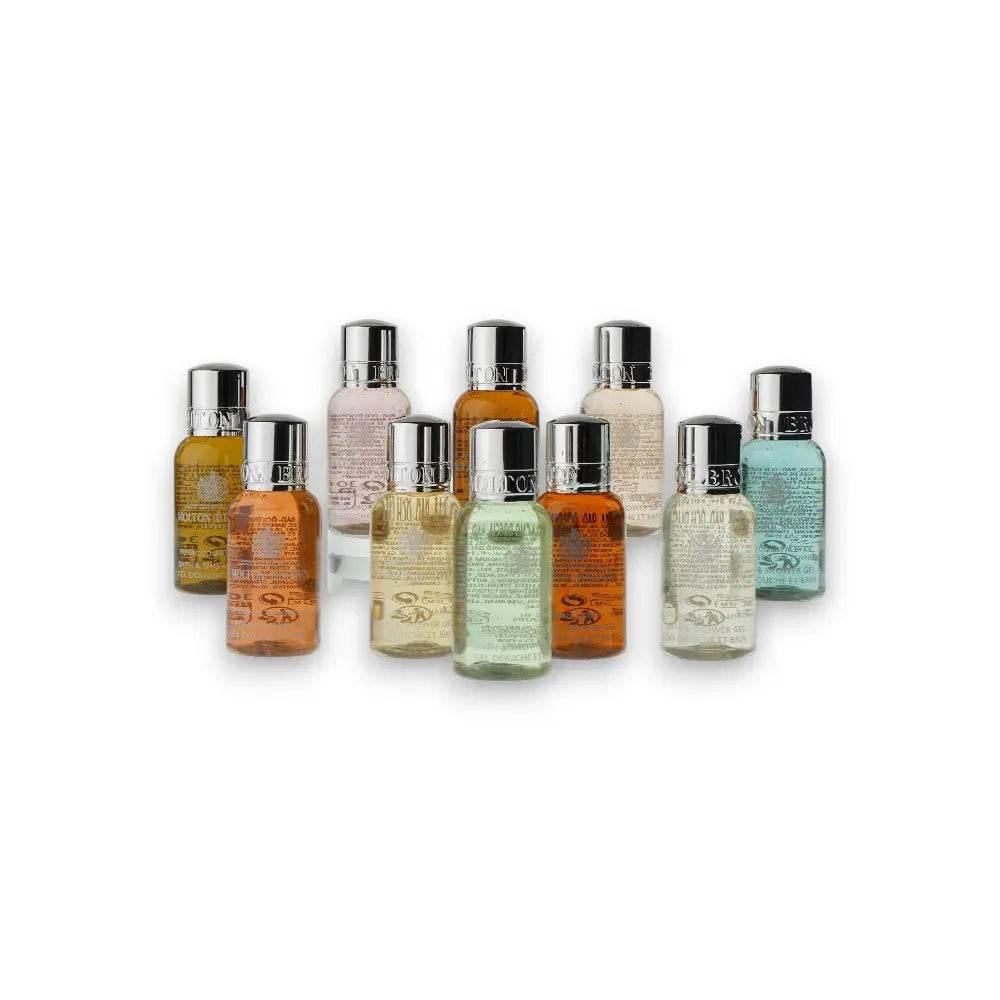Set mit neun luxuriösen Body Care Miniaturen, bunte Duschgel- und Pflegeflaschen auf Weiß.