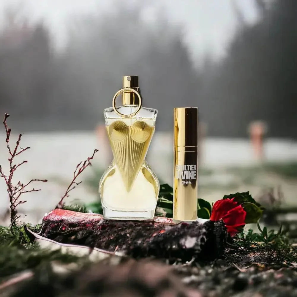 Luxus Damenparfum Set mit goldener Flakonflasche und Spray, elegant platziert im Freien