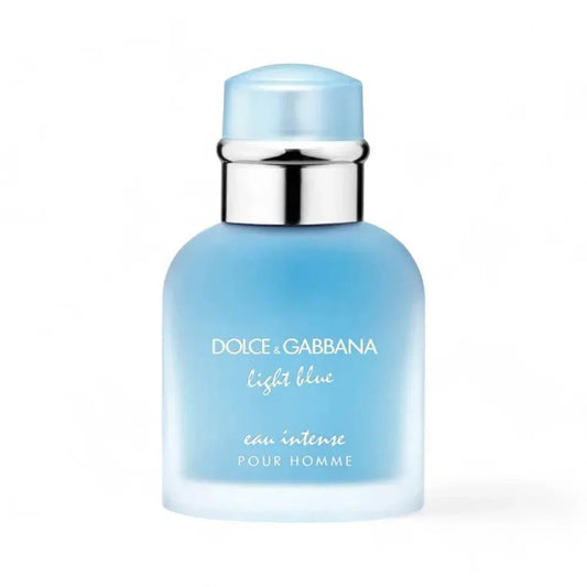 Herrenparfum Dolce & Gabbana Light Blue Intense Pour Homme, blauer Flakon auf weißem Hintergrund