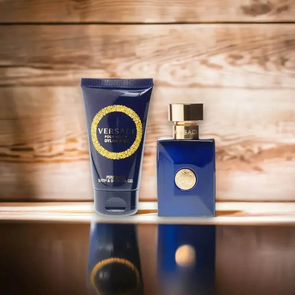 Duftset für Herren mit blauem Eau de Toilette und Duschgel vor Holz-Hintergrund