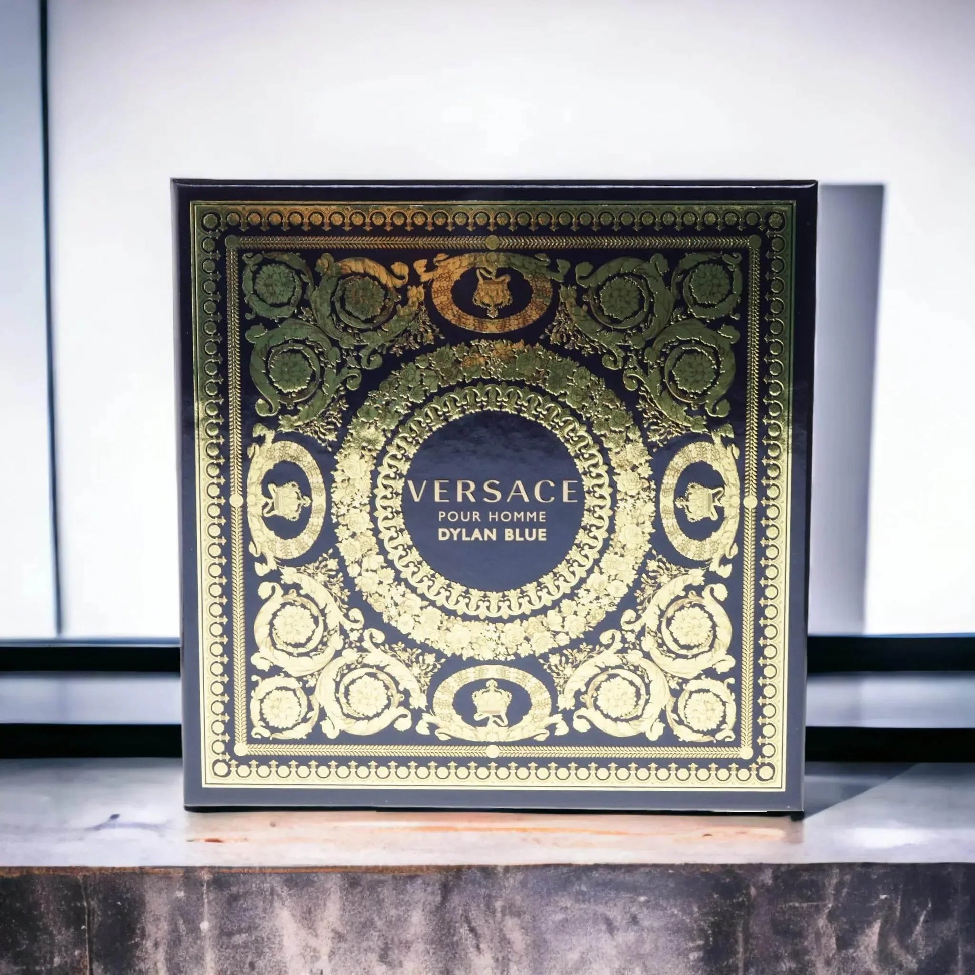 Versace Dylan Blue Pour Homme Duftset mit gold-schwarzem, verziertem Verpackungsdesign