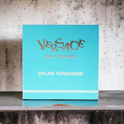Türkise Verpackung des Dylan Turquoise Eau de Toilette Duftsets, Aufschrift in Silber.