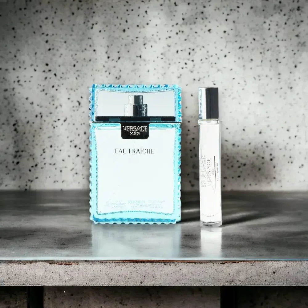 Versace Eau Fraîche Duftset mit Eau de Toilette und Miniaturflakon auf grauem Hintergrund